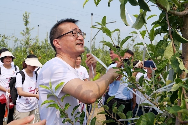 上財校長劉元春帶領(lǐng)河北保定“千村調(diào)查”分隊開展勞動實踐。校方供圖