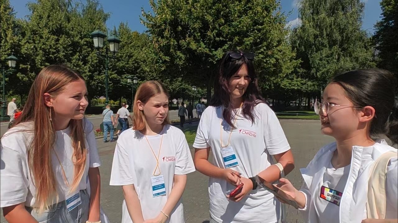 調(diào)研團(tuán)在街頭采訪。北京外國(guó)語(yǔ)大學(xué)供圖