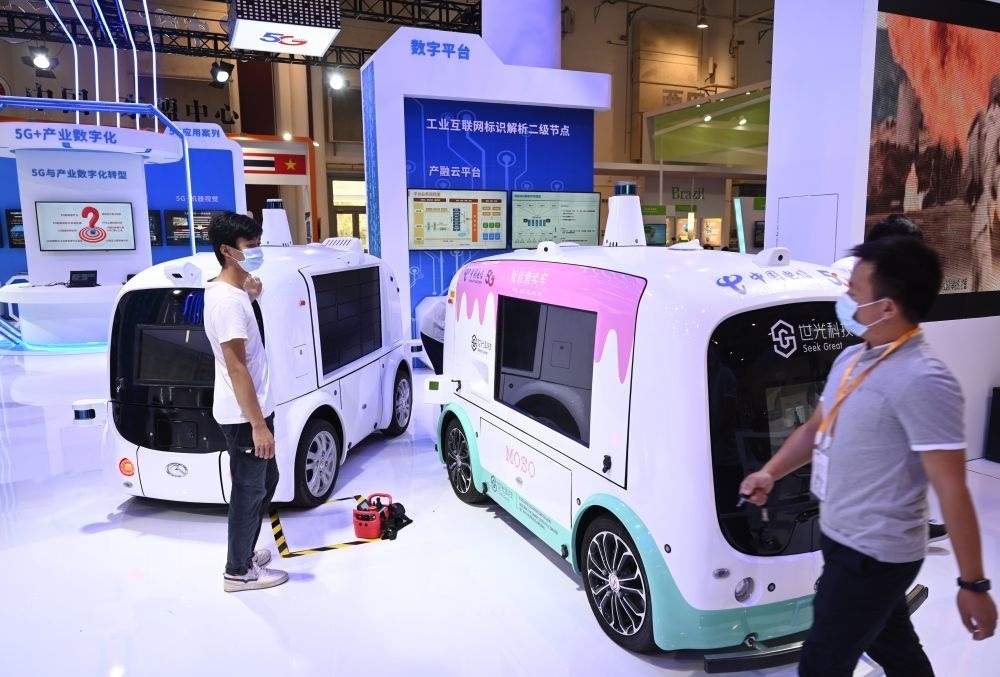 中國制造的智能汽車模型在2021金磚國家新工業(yè)革命展現(xiàn)場展出（2021年9月9日攝）。新華社記者 林善傳 攝