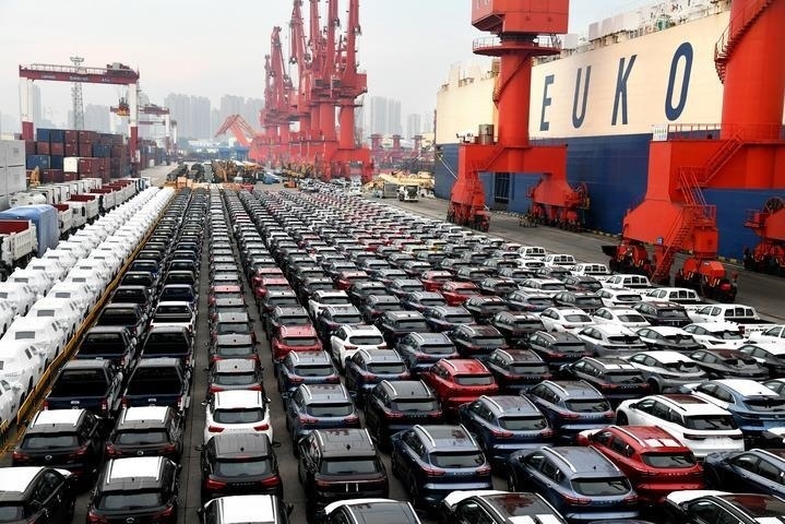 商品車在山東港口青島港大港公司八號碼頭等候裝船（2022年8月7日）。大型滾裝貨輪“晨聲輪”靠泊山東港口青島港大港公司八號碼頭，將各類逾1900輛商品車運往非洲。新華社記者 李紫恒 攝