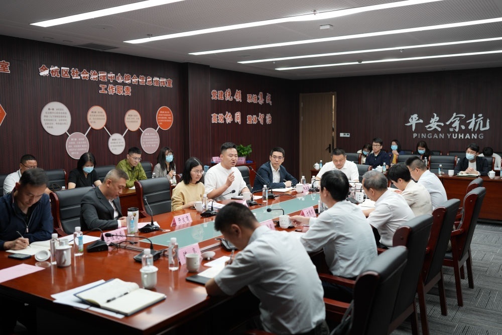 浙江省信訪局領(lǐng)導(dǎo)和相關(guān)領(lǐng)導(dǎo)組成的下訪團(tuán)在杭州市余杭區(qū)社會(huì)治理中心接受群眾上訪（5月25日攝）。新華社記者 翁忻旸 攝