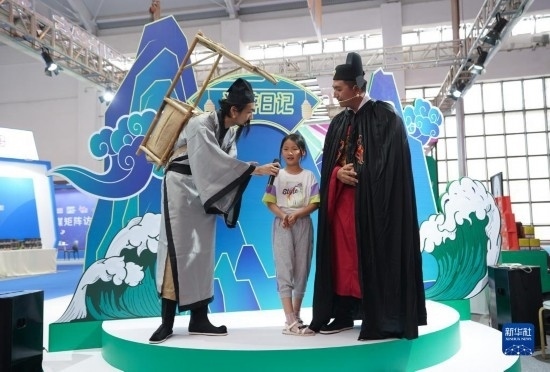8月16日，一名小朋友在第七屆中國—南亞博覽會文化旅游館參加問答活動。