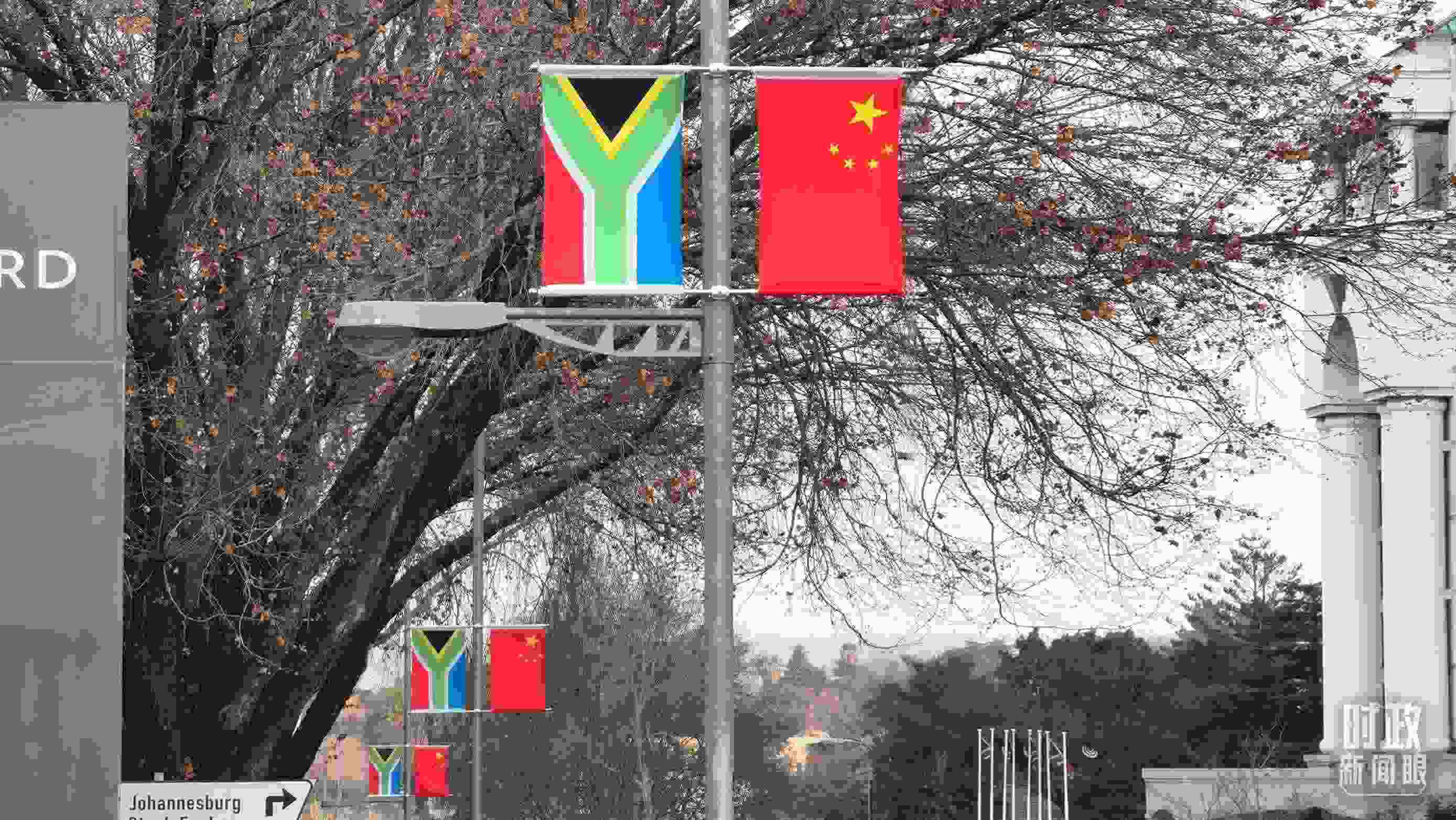 △約翰內(nèi)斯堡，街頭懸掛著中南兩國國旗。（總臺央視記者韓銳拍攝）