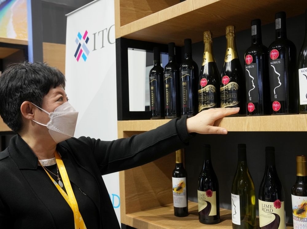 這是在中國上海舉行的第五屆進(jìn)博會(huì)上拍攝的來自南非的葡萄酒（2022年11月7日攝）。