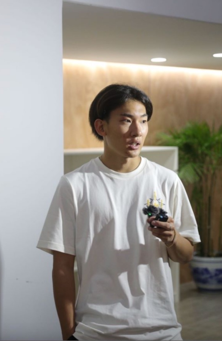 蘇翊鳴接受媒體采訪。