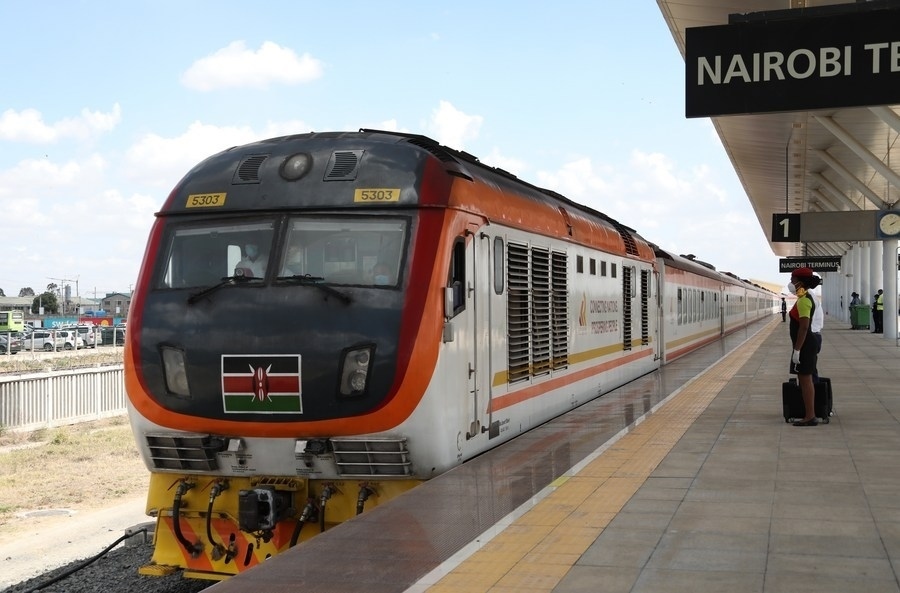 2021年11月17日，由蒙巴薩始發(fā)的蒙內(nèi)鐵路客運列車駛?cè)肟夏醽唭?nèi)羅畢站。蒙內(nèi)鐵路連接?xùn)|非第一大港口蒙巴薩和肯首都內(nèi)羅畢，于2017年5月31日開通。新華社記者董江輝攝