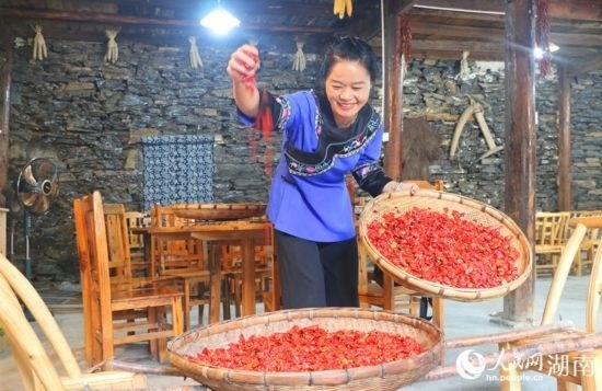 村民李霞返鄉(xiāng)從事餐飲業(yè)。 人民網(wǎng)記者 劉賓攝