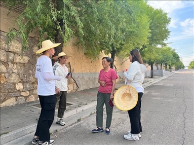 國土整治與生態(tài)修復(fù)實(shí)踐調(diào)研團(tuán)師生與村民交流。校方供圖