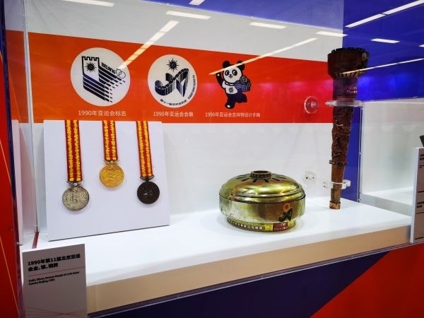 1990年北京亞運會獎牌、火種盒、火炬等展品。 人民網(wǎng)記者 楊磊攝