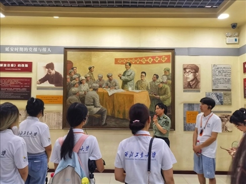 中外學(xué)生在延安參觀博物館。學(xué)校供圖