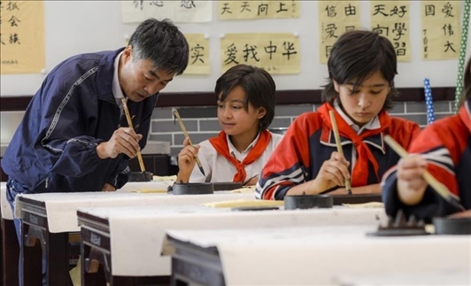 △新疆疏附縣托克扎克鎮(zhèn)中心小學(xué)書(shū)法教室內(nèi)，同學(xué)們正在學(xué)習(xí)寫(xiě)毛筆字。