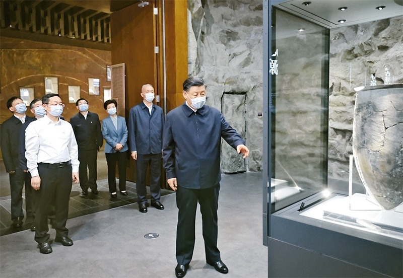 2023年6月2日，中共中央總書記、國家主席、中央軍委主席習(xí)近平在北京出席文化傳承發(fā)展座談會并發(fā)表重要講話。這是座談會前，習(xí)近平2日下午在中國歷史研究院考察。 新華社記者 鞠鵬/攝