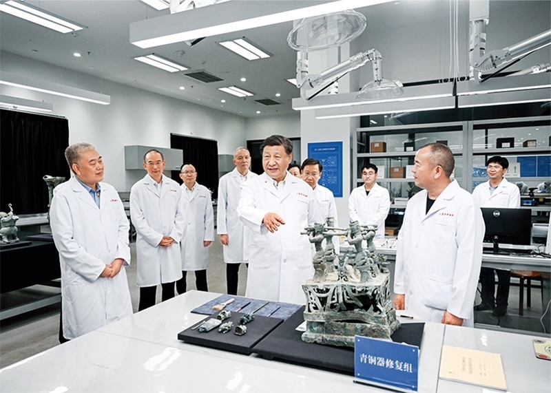 2023年7月25日至27日，中共中央總書記、國家主席、中央軍委主席習(xí)近平在四川考察。這是26日下午，習(xí)近平在位于德陽市廣漢市的三星堆博物館文物保護與修復(fù)館，同現(xiàn)場工作人員親切交流。 新華社記者 謝環(huán)馳/攝