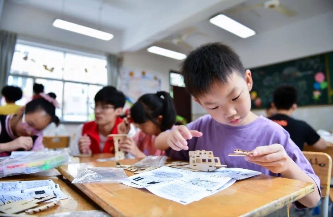 △今年7月，在浙江余姚市舜北小學(xué)暑托班內(nèi)，孩子們制作太陽(yáng)能科學(xué)實(shí)驗(yàn)裝置。