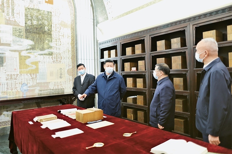 2023年6月2日，中共中央總書記、國家主席、中央軍委主席習(xí)近平在北京出席文化傳承發(fā)展座談會并發(fā)表重要講話。這是座談會前，習(xí)近平1日下午在中國國家版本館考察時，在蘭臺洞庫了解館藏精品版本保存情況。 新華社記者 鞠鵬/攝