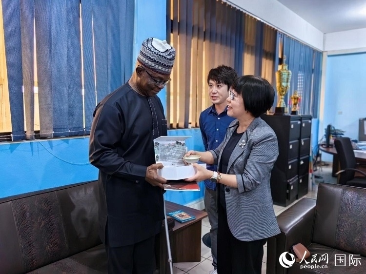 人民網(wǎng)監(jiān)事會(huì)主席唐維紅（右一）帶隊(duì)訪問尼日利亞通訊社，與該社總裁布克·龐勒（左一）交流。人民網(wǎng)記者 陳星星攝