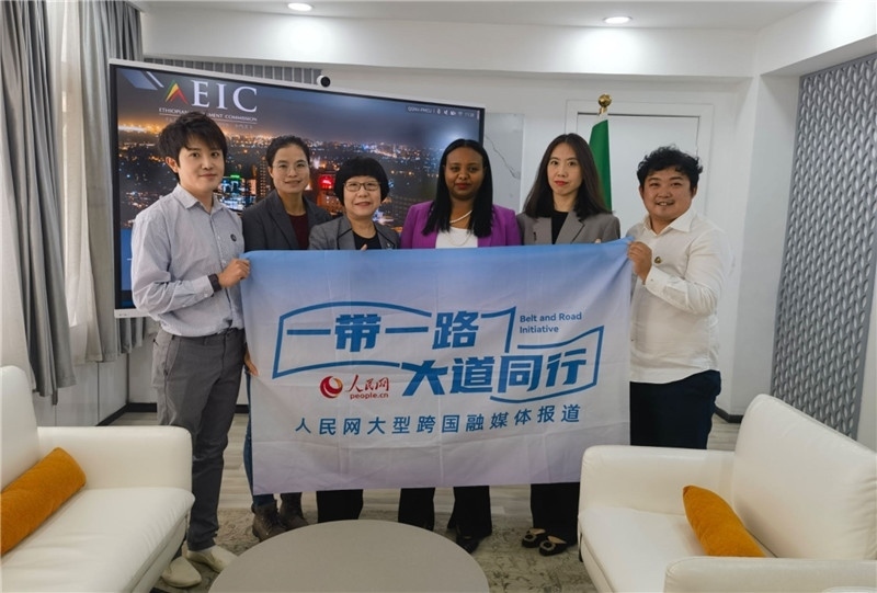 埃塞俄比亞投資委主任萊利斯（右三）、萬巧云（左二）與人民網(wǎng)記者合影。