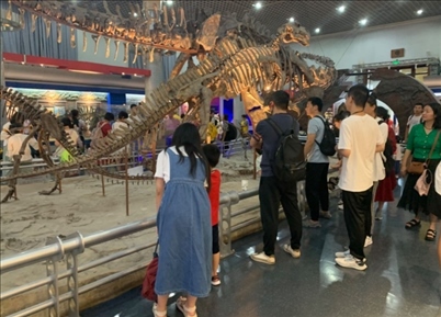 游客參觀國家自然博物館。人民網(wǎng)記者 劉穎穎攝