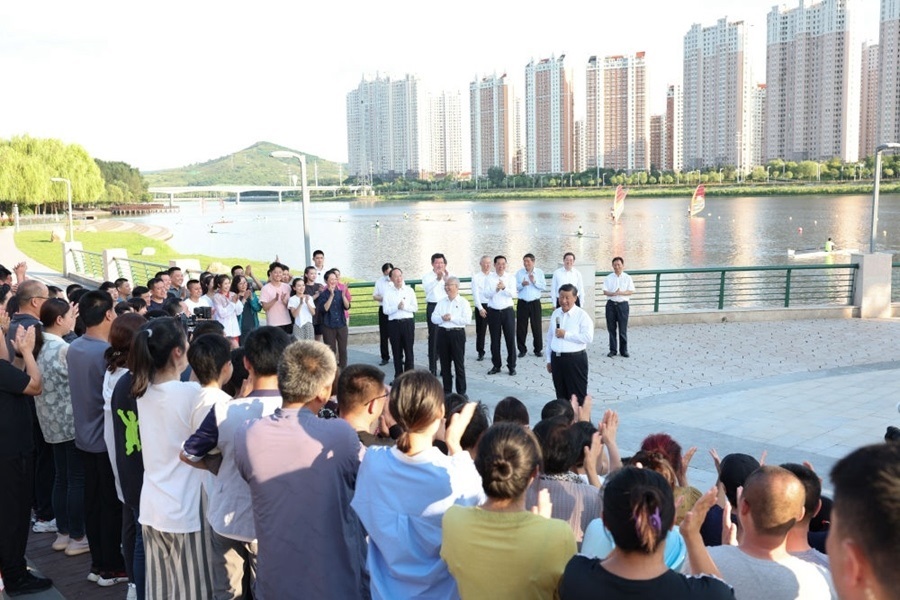 2022年8月16日，習(xí)近平在遼寧錦州東湖森林公園察看小凌河沿岸生態(tài)環(huán)境時，同正在休閑、進行文化活動的群眾親切交流。