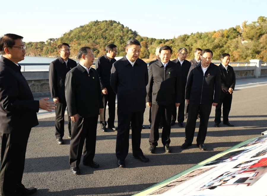 2020年11月12日，習(xí)近平在江蘇南通五山地區(qū)濱江片區(qū)，沿江邊步行察看濱江生態(tài)環(huán)境。