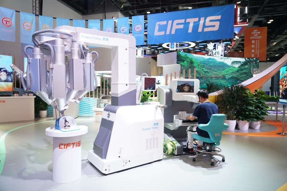 這是9月1日在國家會(huì)議中心拍攝的一款單孔腔鏡手術(shù)機(jī)器人。新華社記者 任超 攝