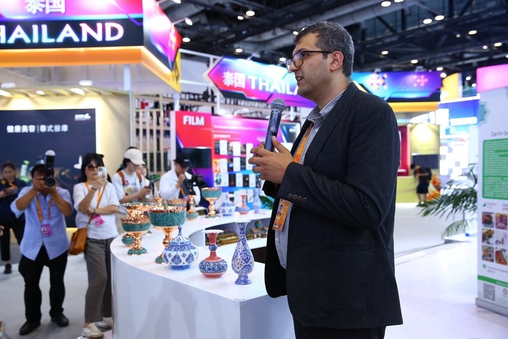 9月1日，參展商在國家會(huì)議中心向媒體記者介紹展臺(tái)信息。新華社記者 孫瑋彤 攝