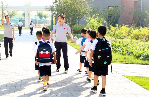 8月30日，雄安史家胡同小學(xué)學(xué)生體驗(yàn)學(xué)校生活。老師帶學(xué)生進(jìn)教室。