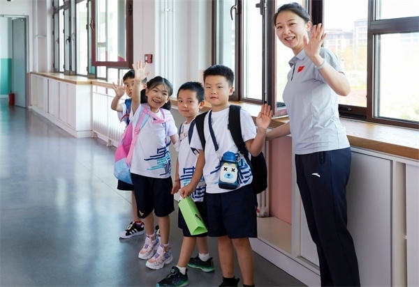 8月30日，雄安史家胡同小學(xué)學(xué)生體驗(yàn)學(xué)校生活。老師帶學(xué)生進(jìn)教室。