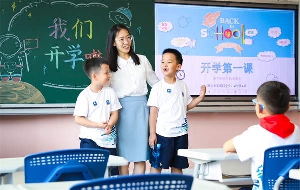 8月30日，雄安史家胡同小學(xué)學(xué)生體驗(yàn)學(xué)校生活。
