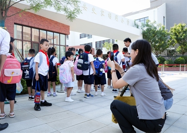 8月30日，雄安史家胡同小學(xué)學(xué)生體驗(yàn)學(xué)校生活。