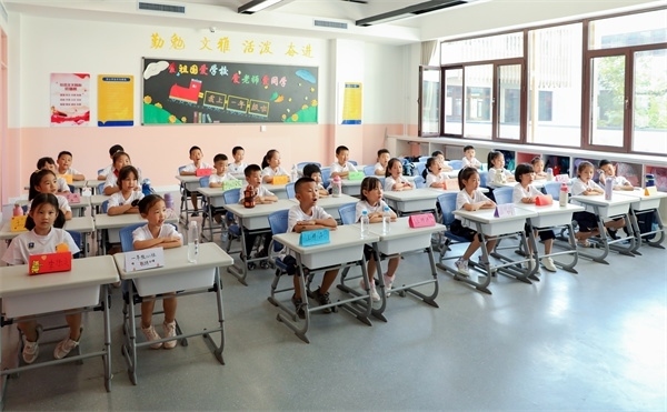 8月30日，雄安史家胡同小學(xué)學(xué)生體驗(yàn)學(xué)校生活。