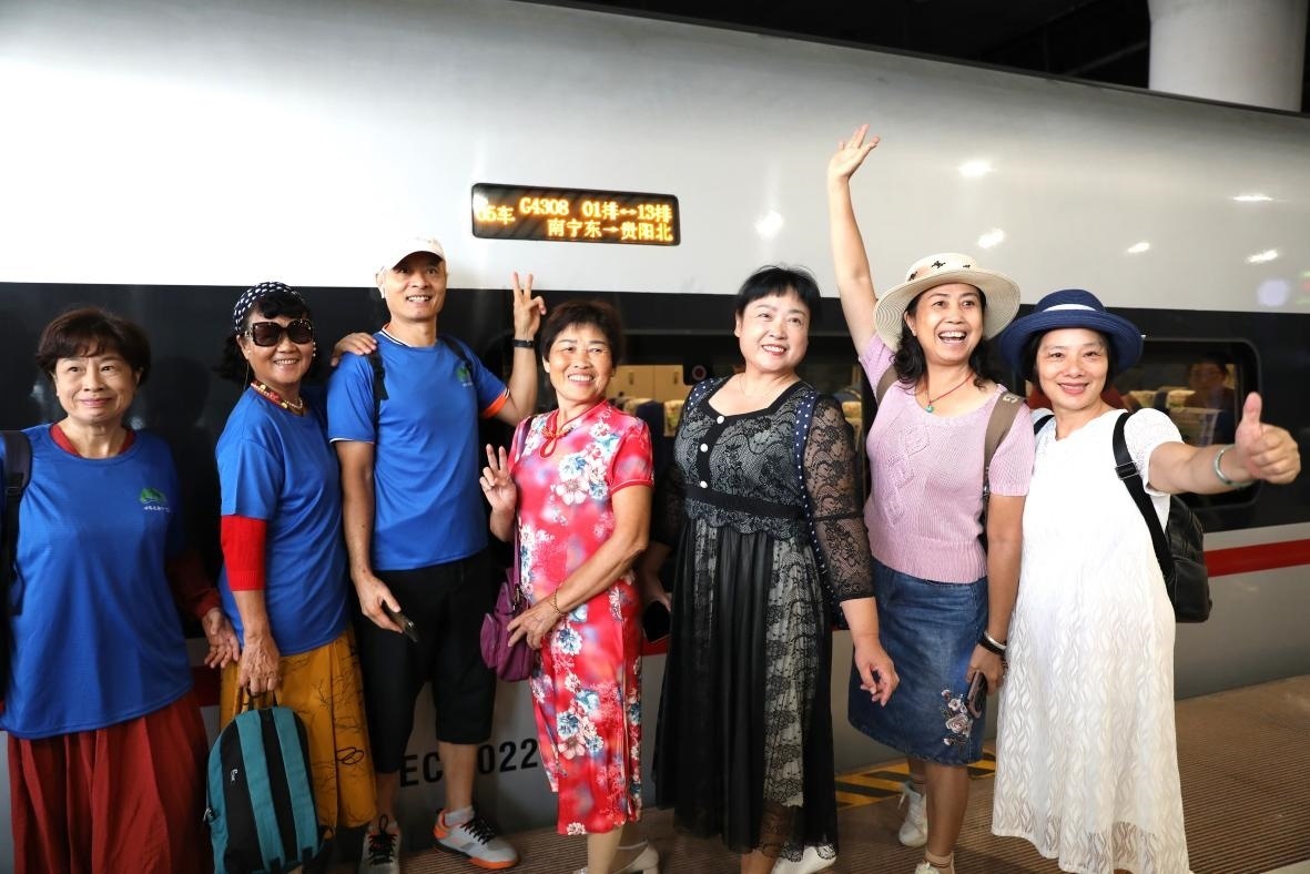 在南寧東站，旅客與貴南高鐵首發(fā)列車合影。 林祥云攝