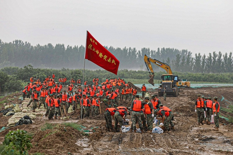 △2023年8月2日，中部戰(zhàn)區(qū)陸軍第82集團(tuán)軍“鐵軍旅”官兵在河北省高碑店市白溝河任務(wù)區(qū)加固岸堤。