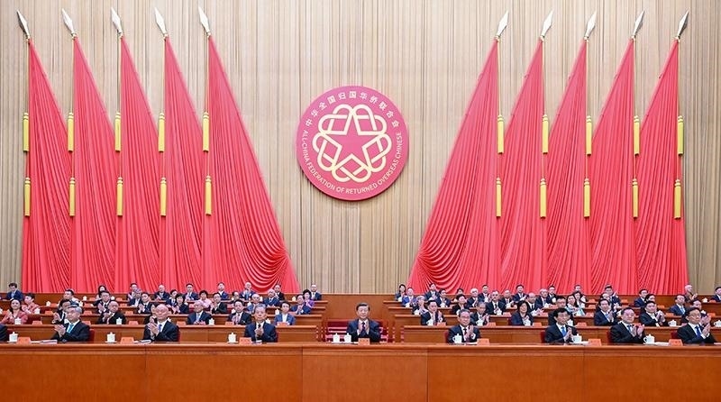 2023年8月31日，第十一次全國歸僑僑眷代表大會(huì)在北京人民大會(huì)堂開幕。習(xí)近平等黨和國家領(lǐng)導(dǎo)人到會(huì)祝賀