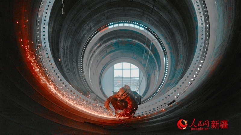 中國(guó)水利水電四局（塔城）裝備制造基地，工人們正在開(kāi)展作業(yè)。 人民網(wǎng) 李欣洋攝