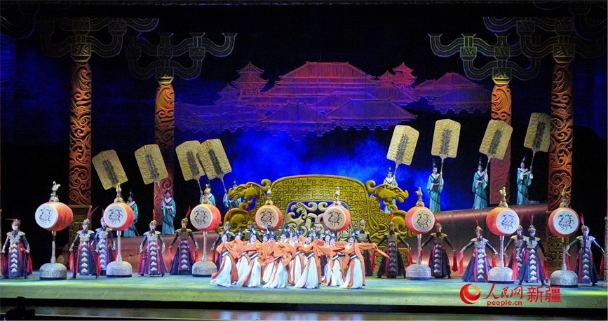 第六屆中國(guó)新疆國(guó)際民族舞蹈節(jié)開(kāi)幕式上演出的歷史題材舞劇《張騫》。 人民網(wǎng) 李欣洋攝
