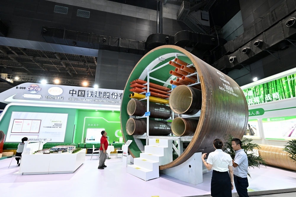 9月2日，在國家體育館舉行的服貿會環(huán)境服務專題展上，客商在中國鐵建展位竹纏繞管廊旁了解信息。新華社記者 李鑫 攝