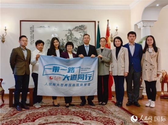 胡長春大使、駐非盟使團(tuán)工作人員與人民網(wǎng)記者合影。