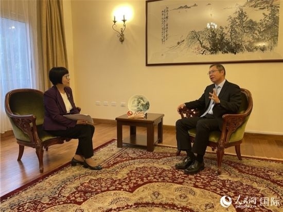 胡長春大使接受人民網(wǎng)記者唐維紅采訪。人民網(wǎng)記者 趙艷紅攝