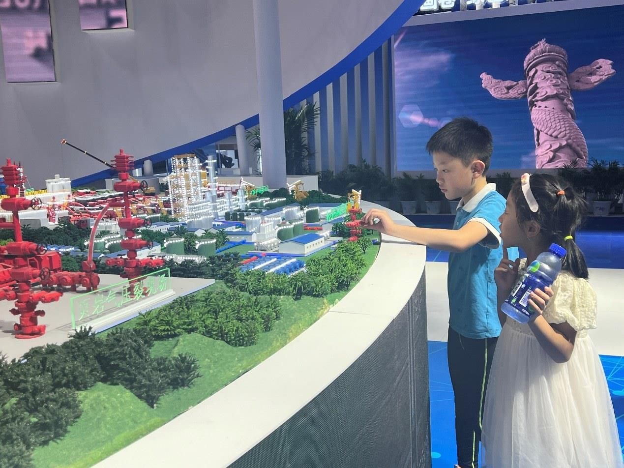 小朋友正在觀看展覽模型。人民網(wǎng) 歐陽(yáng)易佳攝