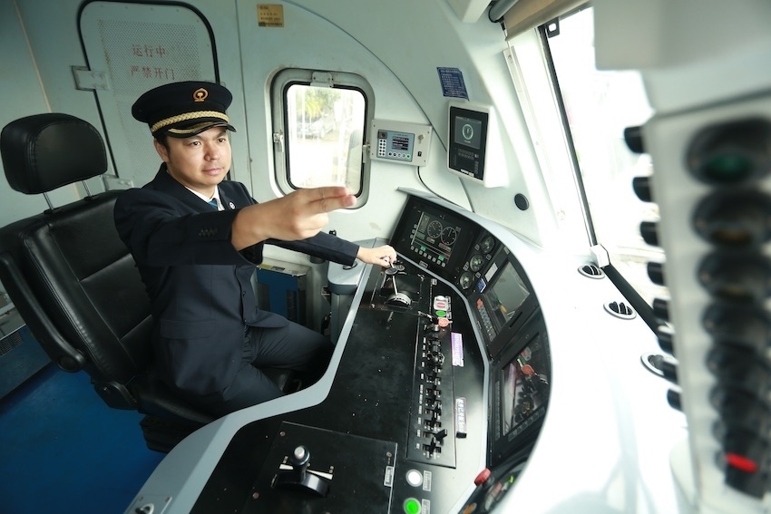 發(fā)車前，仲俊斕確認(rèn)儀表、指示燈狀態(tài)正常。成都機務(wù)段供圖