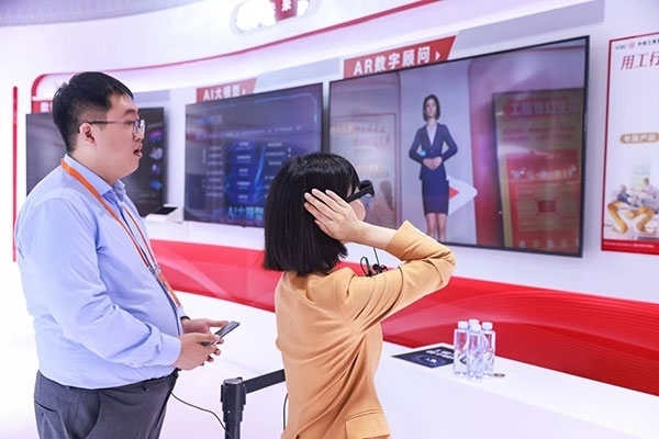 在工商銀行展臺，數(shù)字員工“工曉伴”與觀展游客互動。受訪者供圖