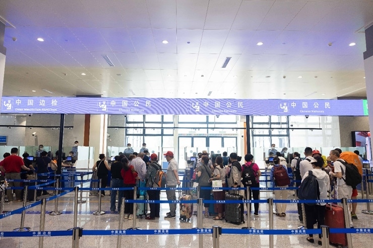 乘坐中老鐵路國際旅客列車的旅客在磨憨邊檢大廳排隊(duì)候檢。黃遠(yuǎn)飛 攝