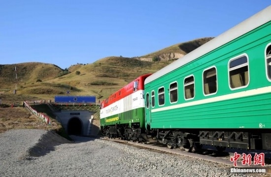 2016年8月24日，塔吉克斯坦“瓦赫達(dá)特-亞灣”鐵路通車。這是絲綢之路經(jīng)濟(jì)帶框架下首個(gè)開(kāi)工并建成的鐵路項(xiàng)目，具標(biāo)志性意義。圖為火車進(jìn)入由中鐵十九局集團(tuán)有限公司承建的隧道。文龍杰 攝