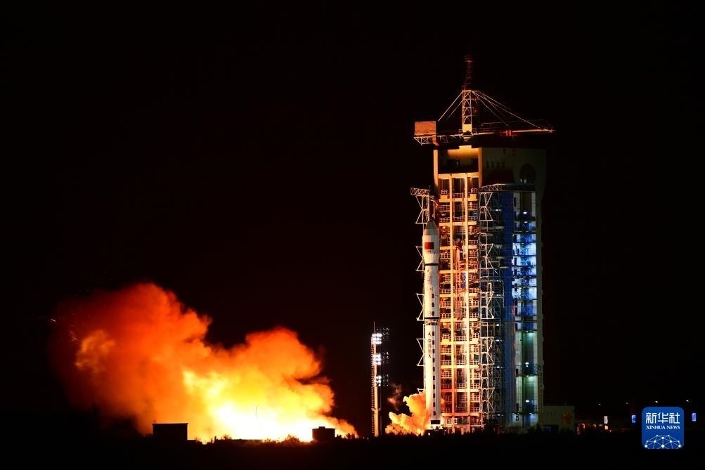 9月7日02時(shí)14分，我國(guó)在酒泉衛(wèi)星發(fā)射中心使用長(zhǎng)征四號(hào)丙運(yùn)載火箭，成功將遙感三十三號(hào)03星發(fā)射升空，衛(wèi)星順利進(jìn)入預(yù)定軌道，發(fā)射任務(wù)獲得圓滿成功。新華社發(fā)（汪江波 攝）