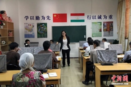 2014年，塔吉克斯坦國(guó)立民族大學(xué)的孔子學(xué)院內(nèi)，教師正在為塔吉克斯坦學(xué)生授課。田冰 攝