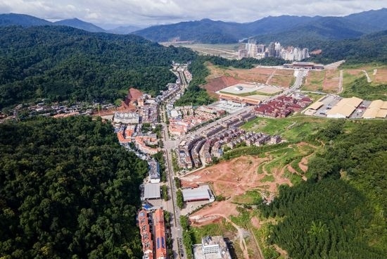 磨憨口岸俯瞰，右前方高層白色建筑群為老撾境內(nèi)。人民網(wǎng)記者 符皓攝