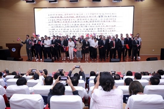 7月31日，昆明鐵道職業(yè)技術(shù)學院舉行援老撾鐵道職業(yè)技術(shù)學院項目教育能力建設(shè)教師培養(yǎng)班結(jié)業(yè)典禮。昆明鐵道職業(yè)技術(shù)學院供圖