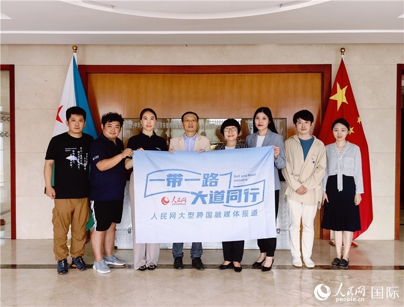 胡斌大使（左四）、使館工作人員與人民網(wǎng)監(jiān)事會(huì)主席唐維紅（右四）一行合影。
