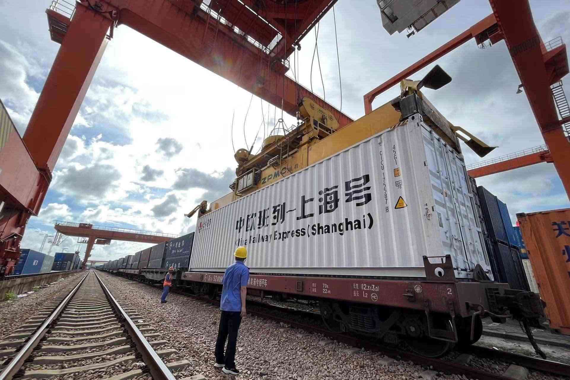鐵路上海貨運(yùn)中心閔行站貨場內(nèi)，吊機(jī)在貨運(yùn)員的監(jiān)裝下進(jìn)行裝車落箱作業(yè)。人民網(wǎng) 皇甫萬里攝